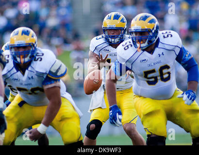 Sett. 3, 2011 - Annapolis, Maryland, Stati Uniti d'America - Delaware Quarterback Trevor Sasek #13 prende lo snap durante il Navy Delaware partita di sabato 7 settembre 3, 2011 a Marine Corps Memorial Stadium di Annapolis Maryland.....Navy sarebbe andare a sconfiggere Delaware 40-17 Navy conduce il tutto in tempo serie contro il blu galline, 9-7, compresa una vittoria 35-18 nel 2009 quando il quarterback Ricky Foto Stock