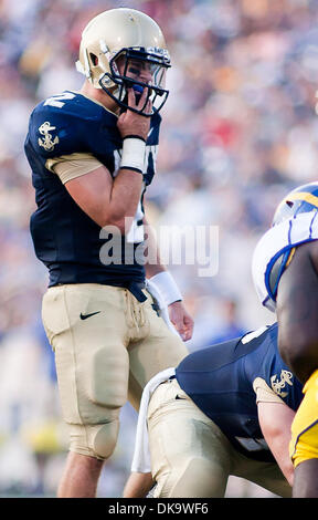 Sett. 3, 2011 - Annapolis, Maryland, Stati Uniti d'America - Quarterback Kriss Proctor #2 passeggiate al huddle sabato 7 settembre 3, 2011 a Marine Corps Memorial Stadium di Annapolis Maryland.....Navy sarebbe andare a sconfiggere Delaware 40-17 Navy conduce il tutto in tempo serie contro il blu galline, 9-7, compresa una vittoria 35-18 nel 2009 quando il quarterback Ricky Dobbs affrettato per cinque touchdown Foto Stock