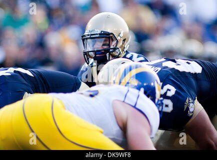 Sett. 3, 2011 - Annapolis, Maryland, Stati Uniti d'America - Quarterback Kriss Proctor #2 nel huddle sabato 7 settembre 3, 2011 a Marine Corps Memorial Stadium di Annapolis Maryland.....Navy sarebbe andare a sconfiggere Delaware 40-17 Navy conduce il tutto in tempo serie contro il blu galline, 9-7, compresa una vittoria 35-18 nel 2009 quando il quarterback Ricky Dobbs affrettato per cinque touchdowns. .. Foto Stock