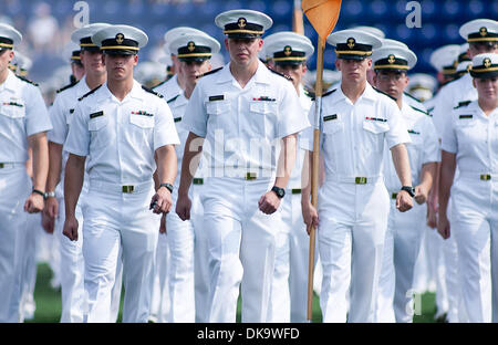 Sett. 3, 2011 - Annapolis, Maryland, Stati Uniti d'America - Navy aspiranti guardiamarina marching sul campo prima del Navy Delaware gioco durante il mese di marzo della brigata di aspiranti guardiamarina sabato 7 settembre 3, 2011 a Marine Corps Memorial Stadium di Annapolis Maryland.....Navy sarebbe andare a sconfiggere Delaware 40-17 Navy conduce il tutto in tempo serie contro il blu galline, 9-7, compreso un 35-18 vi Foto Stock