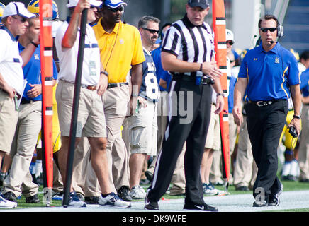 Sett. 3, 2011 - Annapolis, Maryland, Stati Uniti d'America - Delaware Head Coach K.C. Keeler (destra) le pattuglie margine durante il Navy Delaware partita di sabato 7 settembre 3, 2011 a Marine Corps Memorial Stadium di Annapolis Maryland.....Navy sarebbe andare a sconfiggere Delaware 40-17 Navy conduce il tutto in tempo serie contro il blu galline, 9-7, compresa una vittoria 35-18 nel 2009 quando quarterbac Foto Stock