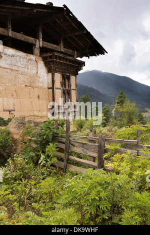Il Bhutan, Phobjika, vecchio tradizionale fango fortificate con travi in legno agriturismo Foto Stock