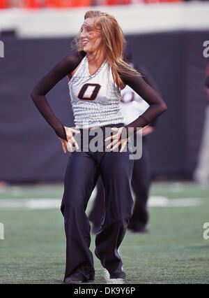 Sett. 3, 2011 - Stillwater, Oklahoma, Stati Uniti d'America - Oklahoma State Cowboys cheerleaders in azione durante il gioco tra il Louisiana-Lafayette Ragin Cajuns e Oklahoma State Cowboys a Boone Pickens Stadium di Stillwater, OK. Oklahoma State sconfitte Louisiana-Lafayette 61 a 34. (Credito Immagine: © Dan Wozniak/Southcreek globale/ZUMAPRESS.com) Foto Stock