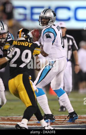 Settembre 1, 2011; Carolina Panthers quarterback Cam Newton (1) guarda downfield presso la Bank of America Stadium di Charlotte, NC. Pittsburgh conduce a metà 20-14 . Jim Dedmon/CSM(Immagine di credito: © Jim Dedmon/Cal Sport Media/ZUMAPRESS.com) Foto Stock