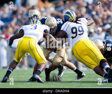 Sett. 3, 2011 - Annapolis, Maryland, Stati Uniti d'America - Navy fullback Alexander Teich #39 ottenere avvolto dal Delaware tackle difensivo Irvin Titre #99 e Delaware Cornerback Tim Breaker #3 nel primo trimestre sabato 7 settembre 3, 2011 a Marine Corps Memorial Stadium di Annapolis Maryland.....Navy sarebbe andare a sconfiggere Delaware 40-17 Navy conduce il tutto in tempo serie contro il Foto Stock