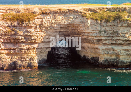 Mare tunnel Grotta Bella vista del paesaggio in Tarhankut, Crimea, Ucraina Foto Stock