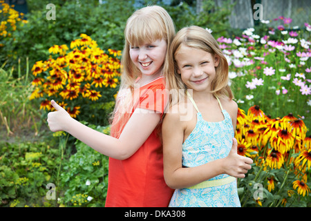 Bambine visualizza OK in giardino Foto Stock