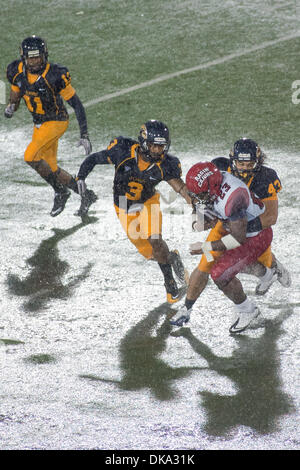 Sett. 10, 2011 - Kent, Ohio, Stati Uniti - Louisiana-Lafayette Ragin Cajuns running back QYENDARIUS GRIFFIN (23) corre la sfera contro la Kent State Golden lampeggia nella seconda metà. Il Louisiana-Lafayette Ragin Cajuns sconfitto il Kent State Golden lampeggia 20-12 nel gioco giocato a Dix Stadium. (Credito Immagine: © Bryan Rinnert/Southcreek globale/ZUMAPRESS.com) Foto Stock