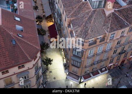 Vista dal XV piano terrazzo di AC Marriot Hotel in Malaga in città vecchia corsie al tramonto Foto Stock
