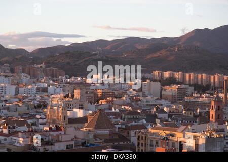 Vista dal XV piano terrazzo di AC Marriot Hotel in Malaga sulla città, tramonto Foto Stock