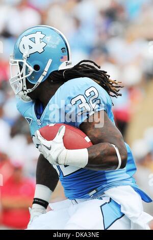 Sett. 10, 2011 - Chapel Hill, North Carolina, USA - North Carolina Tar Heels linebacker Ryan Houston #32 porta la palla.North Carolina sconfigge Rutgers 24-22 a Kenan Stadium di Chapel Hill nella Carolina del Nord. (Credito Immagine: © Anthony Barham/Southcreek globale/ZUMAPRESS.com) Foto Stock