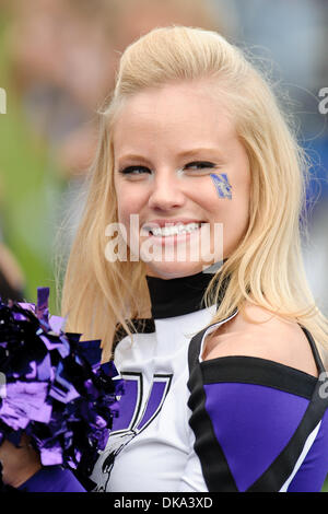 Sett. 10, 2011 - Evanston, Illinois, Stati Uniti - Un Northwestern cheerleader durante il NCAA Football gioco tra la Northwestern Wildcats e la Eastern Illinois Panthers a Ryan Campo in Evanston, IL. Northwestern sconfitto Eastern Illinois 42-21. (Credito Immagine: © John Rowland Southcreek/Global/ZUMAPRESS.com) Foto Stock