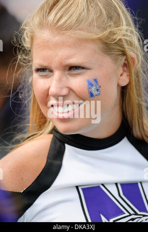 Sett. 10, 2011 - Evanston, Illinois, Stati Uniti - Un Northwestern cheerleader durante il NCAA Football gioco tra la Northwestern Wildcats e la Eastern Illinois Panthers a Ryan Campo in Evanston, IL. Northwestern sconfitto Eastern Illinois 42-21. (Credito Immagine: © John Rowland Southcreek/Global/ZUMAPRESS.com) Foto Stock