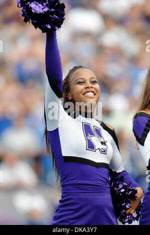 Sett. 10, 2011 - Evanston, Illinois, Stati Uniti - Un Northwestern cheerleader durante il NCAA Football gioco tra la Northwestern Wildcats e la Eastern Illinois Panthers a Ryan Campo in Evanston, IL. Northwestern sconfitto Eastern Illinois 42-21. (Credito Immagine: © John Rowland Southcreek/Global/ZUMAPRESS.com) Foto Stock