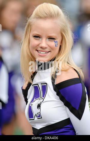 Sett. 10, 2011 - Evanston, Illinois, Stati Uniti - Un Northwestern cheerleader durante il NCAA Football gioco tra la Northwestern Wildcats e la Eastern Illinois Panthers a Ryan Campo in Evanston, IL. Northwestern sconfitto Eastern Illinois 42-21. (Credito Immagine: © John Rowland Southcreek/Global/ZUMAPRESS.com) Foto Stock