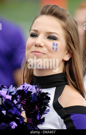 Sett. 10, 2011 - Evanston, Illinois, Stati Uniti - Un Northwestern cheerleader durante il NCAA Football gioco tra la Northwestern Wildcats e la Eastern Illinois Panthers a Ryan Campo in Evanston, IL. Northwestern sconfitto Eastern Illinois 42-21. (Credito Immagine: © John Rowland Southcreek/Global/ZUMAPRESS.com) Foto Stock