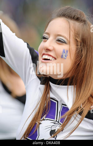 Sett. 10, 2011 - Evanston, Illinois, Stati Uniti - Un Northwestern cheerleader durante il NCAA Football gioco tra la Northwestern Wildcats e la Eastern Illinois Panthers a Ryan Campo in Evanston, IL. Northwestern sconfitto Eastern Illinois 42-21. (Credito Immagine: © John Rowland Southcreek/Global/ZUMAPRESS.com) Foto Stock