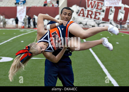 Sett. 10, 2011 - Bloomington, Indiana, Stati Uniti - Cavaliers cheerleaders volteggiano durante il pre-attività di gioco. UVa sconfitto Indiana 34-31 nel gioco presso il Memorial Stadium di Bloomington, Indiana. (Credito Immagine: © Dan Cavallini/Southcreek globale/ZUMAPRESS.com) Foto Stock