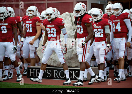 Sett. 10, 2011 - Bloomington, Indiana, Stati Uniti - UI calciatori pass ''Il Rock'' prima di iniziare il gioco. UVa sconfitto Indiana 34-31 nel gioco presso il Memorial Stadium di Bloomington, Indiana. (Credito Immagine: © Dan Cavallini/Southcreek globale/ZUMAPRESS.com) Foto Stock