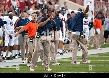 Sett. 10, 2011 - Bloomington, Indiana, Stati Uniti - UVa per gli autobus rendono il loro punto di arbitro nel secondo trimestre azione di gioco. UVa sconfitto Indiana 34-31 nel gioco presso il Memorial Stadium di Bloomington, Indiana. (Credito Immagine: © Dan Cavallini/Southcreek globale/ZUMAPRESS.com) Foto Stock