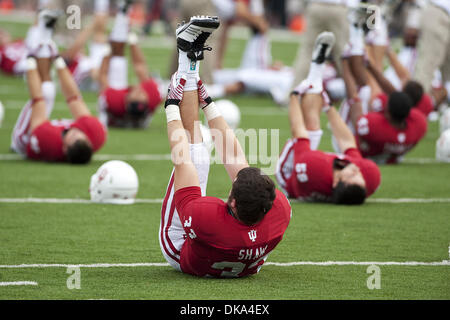 Sett. 10, 2011 - Bloomington, Indiana, Stati Uniti - UI LB Zack Shaw (#33) tratti durante il warmup pregame. UVa sconfitto Indiana 34-31 nel gioco presso il Memorial Stadium di Bloomington, Indiana. (Credito Immagine: © Dan Cavallini/Southcreek globale/ZUMAPRESS.com) Foto Stock