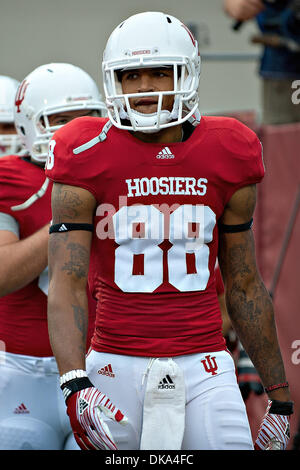 Sett. 10, 2011 - Bloomington, Indiana, Stati Uniti - UI WR Demarlo Belcher (#88) si prepara per il gioco prima del calcio d'inizio. UVa sconfitto Indiana 34-31 nel gioco presso il Memorial Stadium di Bloomington, Indiana. (Credito Immagine: © Dan Cavallini/Southcreek globale/ZUMAPRESS.com) Foto Stock