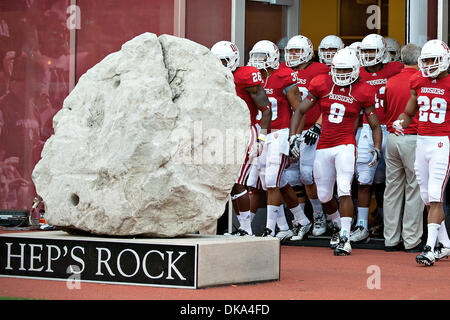 Sett. 10, 2011 - Bloomington, Indiana, Stati Uniti - UI giocatori entrano il depositata nei pressi di Hep Rock prima del calcio d'inizio. UVa sconfitto Indiana 34-31 nel gioco presso il Memorial Stadium di Bloomington, Indiana. (Credito Immagine: © Dan Cavallini/Southcreek globale/ZUMAPRESS.com) Foto Stock