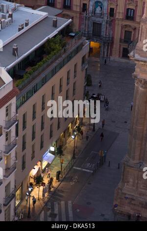 Vista dal XV piano terrazzo di AC Marriot Hotel in Malaga in città vecchia corsie al tramonto Foto Stock