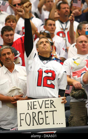 Sett. 11, 2011 - Houston, Texas, Stati Uniti - un ventilatore mostra una certa emozione dopo il canto dell'inno nazionale. Houston Texans sconfitto Indianapolis Colts 34-7 al Reliant Stadium di Houston in Texas. (Credito Immagine: © Luis Leyva/Southcreek globale/ZUMAPRESS.com) Foto Stock