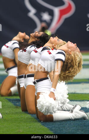 Sett. 11, 2011 - Houston, Texas, Stati Uniti - Texans cheerleader divertente la folla. Houston Texans sconfitto Indianapolis Colts 34-7 al Reliant Stadium di Houston in Texas. (Credito Immagine: © Luis Leyva/Southcreek globale/ZUMAPRESS.com) Foto Stock