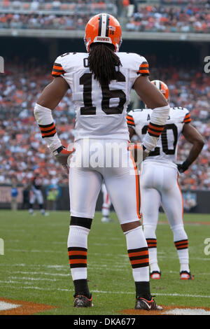 Sett. 11, 2011 - Cleveland, Ohio, Stati Uniti - Cleveland Browns kick returner Joshua Cribbs (16) resta in attesa per il ritorno di un calcio di inizio durante il primo trimestre contro Cincinnati Bengals. I Cincinnati Bengals raccolse per sconfiggere i Cleveland Browns 27-17 nel gioco giocato al Cleveland Browns Stadium di Cleveland, Ohio. (Credito Immagine: © Frank Jansky/Southcreek globale/ZUMAPRESS.com) Foto Stock