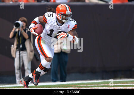 Sett. 11, 2011 - Cleveland, Ohio, Stati Uniti - Cleveland Browns kick returner Joshua Cribbs (16) porta un calcio di inizio al di fuori della sua zona di estremità durante la partita contro i Cincinnati Bengals. I Cincinnati Bengals raccolse per sconfiggere i Cleveland Browns 27-17 nel gioco giocato al Cleveland Browns Stadium di Cleveland, Ohio. (Credito Immagine: © Frank Jansky/Southcreek globale/ZUMAPRESS.com) Foto Stock