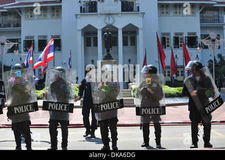 Bangkok, Tailandia. 4° dic, 2013. Thai polizia guardia di fronte alla sede della polizia a Bangkok, Thailandia, dal 4 dicembre, 2013. Migliaia di governo anti-manifestanti hanno marciato in Thailandia la polizia nazionale sede supporto esigente nella ricerca della morte di un dimostrante. Credito: Rachen Sageamsak/Xinhua/Alamy Live News Foto Stock