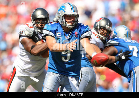 Sett. 11, 2011 - Tampa, Florida, Stati Uniti - Detroit Lions quarterback Matthew Stafford (9) passa la palla durante una partita di calcio tra la Detroit Lions e il Tampa Bay Buccaneers presso Raymond James Stadium. Detroit Lions Win 27 - 20 (Credito Immagine: © Luca Johnson/Southcreek globale/ZUMApress.com) Foto Stock