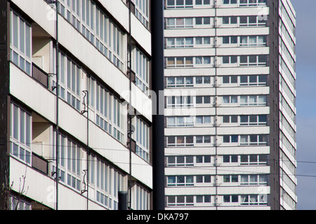 Facciate di due blocchi a torre in falegnami Station Wagon Borough of Newham est di Londra Foto Stock