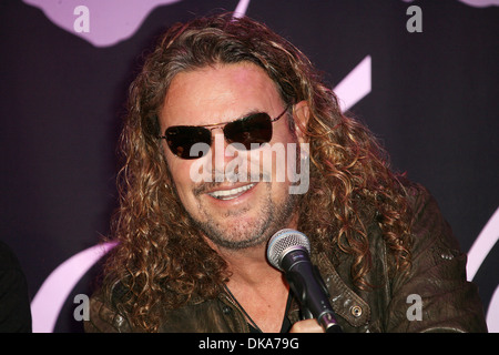 Fher Olvera Multi-Platinum e Grammy messicano Vincente Rock band 'Mana' è introdotto nella chitarra del centro storico tenuto RockWalk Foto Stock