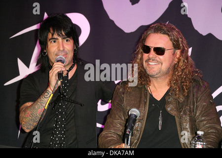 Alex Gonzalez e Fher Olvera Multi-Platinum e Grammy messicano Vincente Rock band 'Mana' è introdotto nella chitarra del Centro Foto Stock