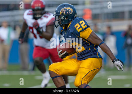 Sett. 10, 2011 - Kent, Ohio, Stati Uniti - Kent State running back Jacquise Terry (22) porta il calcio contro Louisiana-Lafayette. Il Louisiana-Lafayette Ragin Cajuns sconfitto il Kent State Golden lampeggia 20-12 nel gioco giocato a Dix Stadium nel Kent, Ohio. (Credito Immagine: © Frank Jansky/Southcreek globale/ZUMAPRESS.com) Foto Stock