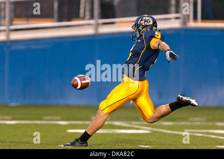 Sett. 10, 2011 - Kent, Ohio, Stati Uniti - Kent State punter Matt Rinehart (5) sterline la palla durante la partita contro Louisianan-Lafayette. Il Louisiana-Lafayette Ragin Cajuns sconfitto il Kent State Golden lampeggia 20-12 nel gioco giocato a Dix Stadium nel Kent, Ohio. (Credito Immagine: © Frank Jansky/Southcreek globale/ZUMAPRESS.com) Foto Stock