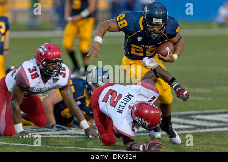 Sett. 10, 2011 - Kent, Ohio, Stati Uniti - Kent State running back Anthony Meray (28) porta il calcio contro Louisiana-Lafayette. Il Louisiana-Lafayette Ragin Cajuns sconfitto il Kent State Golden lampeggia 20-12 nel gioco giocato a Dix Stadium nel Kent, Ohio. (Credito Immagine: © Frank Jansky/Southcreek globale/ZUMAPRESS.com) Foto Stock