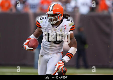 Sett. 11, 2011 - Cleveland, Ohio, Stati Uniti - Cleveland Browns kick returner Joshua Cribbs (16) restituisce un calcio di inizio durante il quarto trimestre contro Cincinnati Bengals. I Cincinnati Bengals raccolse per sconfiggere i Cleveland Browns 27-17 nel gioco giocato al Cleveland Browns Stadium di Cleveland, Ohio. (Credito Immagine: © Frank Jansky/Southcreek globale/ZUMAPRESS.com) Foto Stock