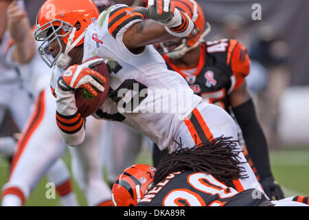 Sett. 11, 2011 - Cleveland, Ohio, Stati Uniti - Cleveland Browns kick returner Joshua Cribbs (16) viene affrontato da Cincinnati Bengals safety Reggie Nelson durante la restituzione di un calcio di inizio durante il quarto trimestre. I Cincinnati Bengals raccolse per sconfiggere i Cleveland Browns 27-17 nel gioco giocato al Cleveland Browns Stadium di Cleveland, Ohio. (Credito Immagine: © Frank Jansky/Southcreek globale/ZUM Foto Stock