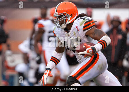 Sett. 11, 2011 - Cleveland, Ohio, Stati Uniti - Cleveland Browns kick returner Joshua Cribbs (16) restituisce un punt durante il quarto trimestre contro Cincinnati. I Cincinnati Bengals raccolse per sconfiggere i Cleveland Browns 27-17 nel gioco giocato al Cleveland Browns Stadium di Cleveland, Ohio. (Credito Immagine: © Frank Jansky/Southcreek globale/ZUMAPRESS.com) Foto Stock