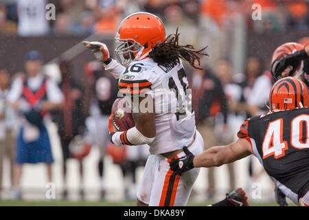 Sett. 11, 2011 - Cleveland, Ohio, Stati Uniti - Cleveland Browns kick returner Joshua Cribbs (16) restituisce un punt durante il quarto trimestre contro Cincinnati. I Cincinnati Bengals raccolse per sconfiggere i Cleveland Browns 27-17 nel gioco giocato al Cleveland Browns Stadium di Cleveland, Ohio. (Credito Immagine: © Frank Jansky/Southcreek globale/ZUMAPRESS.com) Foto Stock