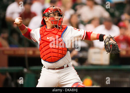 Sett. 12, 2011 - Houston, Texas, Stati Uniti - Philadelphia Phillies catcher Carlos Ruiz (51) tirando la palla alla base 2a. Houston Astros sconfitto il Philadelphia Phillies 5-1 al Minute Maid Park a Houston in Texas. (Credito Immagine: © Juan DeLeon/Southcreek globale/ZUMAPRESS.com) Foto Stock