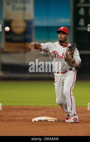 Sett. 12, 2011 - Houston, Texas, Stati Uniti - Philadelphia Phillies interbase Jimmy Rollins (11) facendo un tiro alla base 2a. Houston Astros sconfitto il Philadelphia Phillies 5-1 al Minute Maid Park a Houston in Texas. (Credito Immagine: © Juan DeLeon/Southcreek globale/ZUMAPRESS.com) Foto Stock