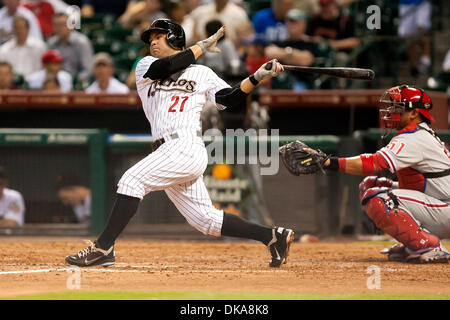 Sett. 12, 2011 - Houston, Texas, Stati Uniti - Houston Astros secondo baseman Jose Altuve (27) battere contro il Philadelphia Phillies. Houston Astros sconfitto il Philadelphia Phillies 5-1 al Minute Maid Park a Houston in Texas. (Credito Immagine: © Juan DeLeon/Southcreek globale/ZUMAPRESS.com) Foto Stock