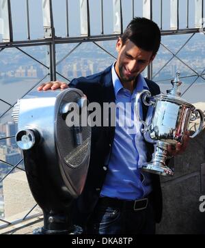 Sett. 13, 2011 - Manhattan, New York, Stati Uniti - NOVAK DJOKOVIC, 2011 U.S. Aprire Uomini Singoli Tour Champion l'Empire State Building il 86º piano osservatorio e 103 piano parapetto seguente ultima notte di conquistare Rafa Nadal in quattro set. (Credito Immagine: © Bryan Smith/ZUMAPRESS.com) Foto Stock