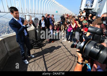 Sett. 13, 2011 - Manhattan, New York, Stati Uniti - NOVAK DJOKOVIC, 2011 U.S. Aprire Uomini Singoli Tour Champion l'Empire State Building il 86º piano osservatorio e 103 piano parapetto seguente ultima notte di conquistare Rafa Nadal in quattro set. (Credito Immagine: © Bryan Smith/ZUMAPRESS.com) Foto Stock