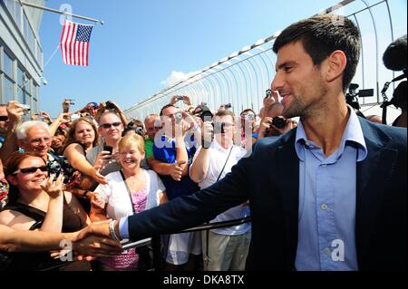 Sett. 13, 2011 - Manhattan, New York, Stati Uniti - US Open Champion Novak Djokovic soddisfa con ventole e guidate l'Empire State Building il 86º piano osservatorio e 103 piano parapetto seguente ultima notte di conquistare Rafa Nadal in quattro set. (Credito Immagine: © Bryan Smith/ZUMAPRESS.com) Foto Stock